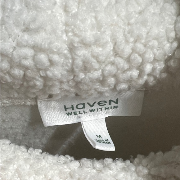 Elegant Cream Turtleneck Sweater - Picture 3 of 5